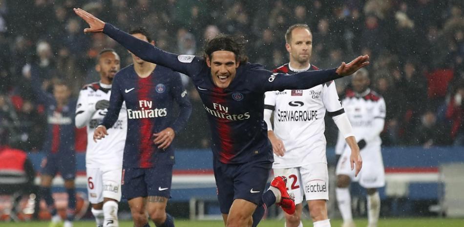 Edinson Cavani celebra uno de sus goles durante el partido entre Paris Saint Germain y Guigamp, en  Paris,