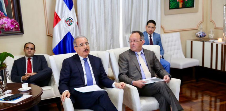 Presentación. El ministro de Medio Ambiente, Ángel Estévez, presentó ayer el proyecto al presidente Danilo Medina durante un encuentro en el Salón Privado del Palacio Nacional.
