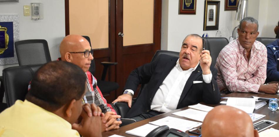 El ministro Danilo Díaz escucha atentamente a la comitiva de la Federación Dominicana de Voleibol sobre sus planes para este 2019.