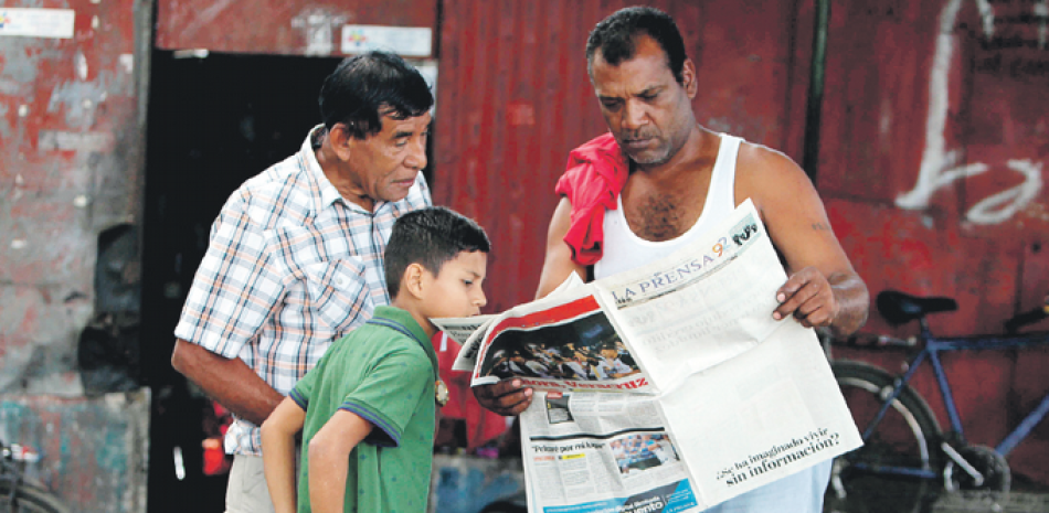 Calle. Dos hombres reaccionan sorprendidos al ver un diario con su portada en blanco, ayer viernes en Managua.