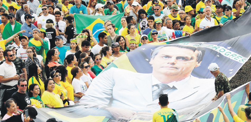 Enero 1. partidarios del presidente de Brasil, Jair Bolsonaro, sosteniendo un enorme cartel con su foto el dÃía de su juramentación en Brasilia.