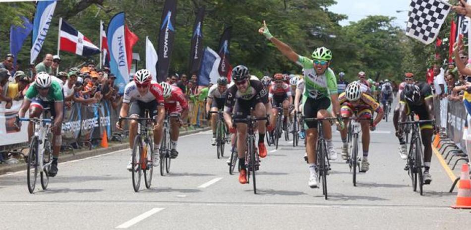 Final de una etapa en la pasado la Vuelta Ciclista Independencia.