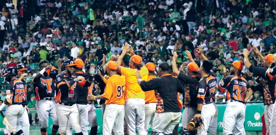 Algarabía. Jugadores de los Toros del Este se felicitan tras ganar el tercer partido de la serie final a las Estrellas Orientales en el estadio Tetelo Vargas.