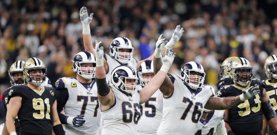 Jugadores de los Angeles Rams celebran luego de derrotar en tiempo extra a Saints de Nueva Orleans, asegurando su pase para el Super Bowl.