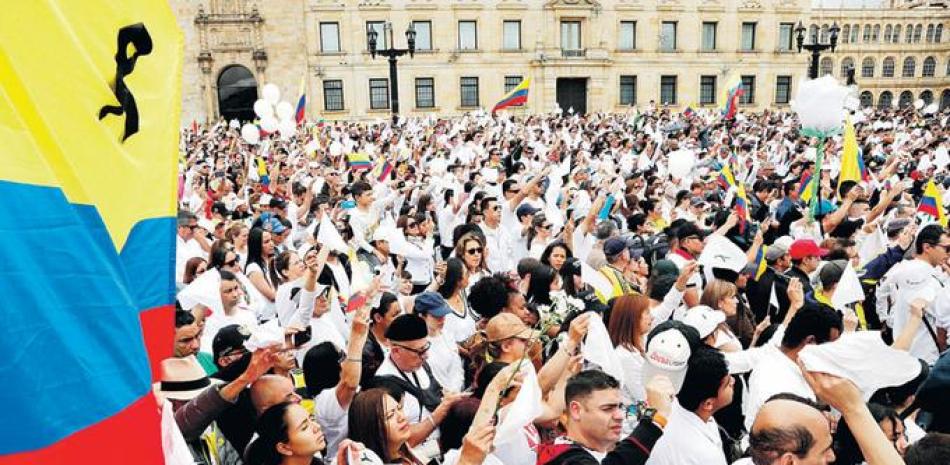 Manifestaciones. Miles de colombianos tomaron ayer las calles de todo el país para protestar contra el terrorismo que el jueves pasado se cobró la vida de 20 cadetes y dejó 68 heridos.