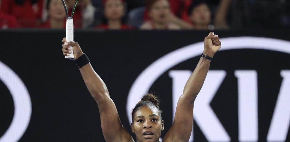 Serena Williams celebra tras su victoria sobre Simona Halep para avanzar a los cuartos de final del Abierto de Australia.