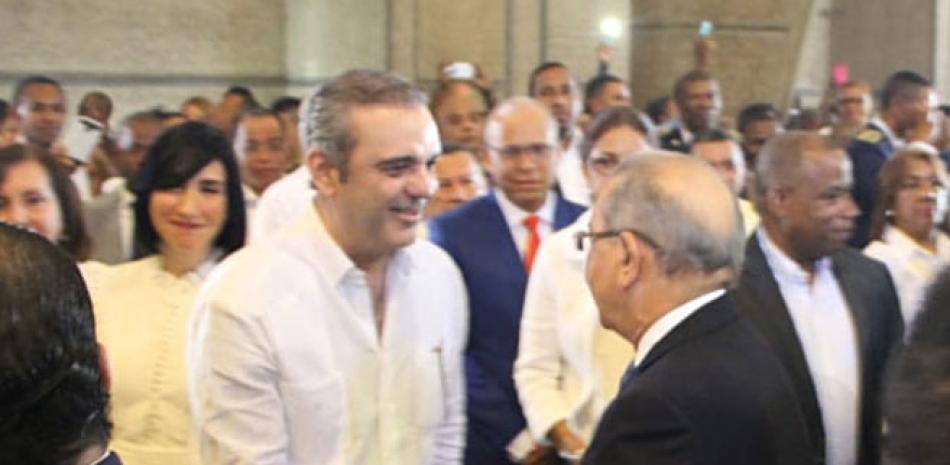 Luis Abinader y el presidente Danilo Medina se saludan en la Basílica de Higu¨ey.