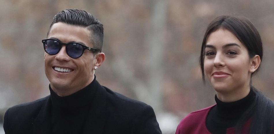 Cristiano Ronaldo, junto a su pareja Georgina Rodríguez, antes de su comparecencia ante la justicia de Madrid.