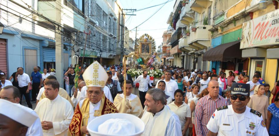 Cristianos. Cientos de devotos católicos participaron en la procesión en la Ciudad Colonial en el Día de la Altagracia.