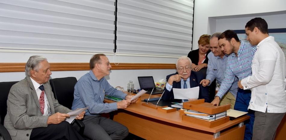 Reunión del ministro de Energía y Minas, Antonio Isa Conde, con el viceministro de Fomento a la Mipymes, Ignacio Méndez.