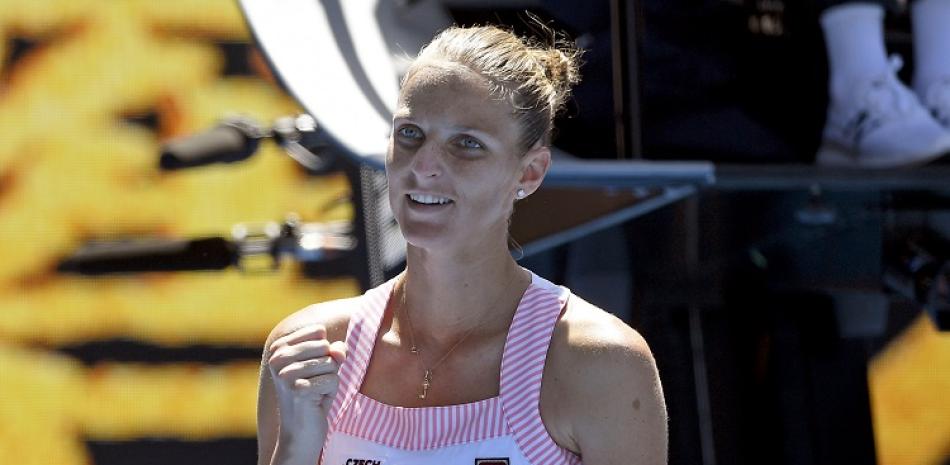 Karolina Pliskova celebra luego de ganar su partido en cuartos de final ante Serena Williams en el Abierto de Australia.