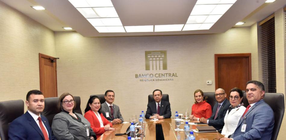 Visita. El gobernador Héctor Valdez Albizu conversó con los expertos Boris Saavedra, Celina Realuyo y Kara O’Ryan.