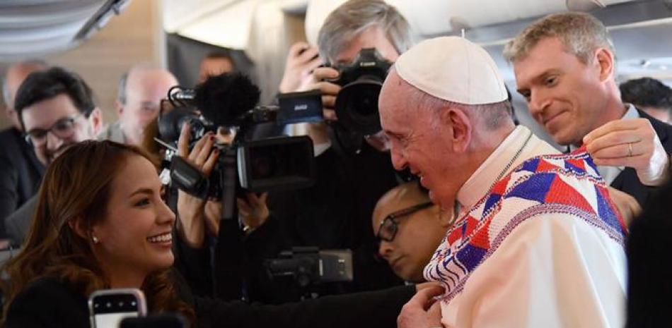 Viaje. El papa Francisco conversa con los periodistas que viajan con él en el avión que le trasladó ayer a Panamá para participar en la Jornada Mundial de la Juventud (JMJ).