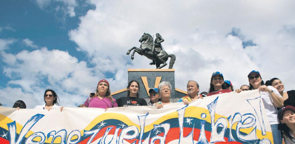 Opositores. La diáspora venezolana en Santo Domingo, protestó en la Plaza Bolívar.