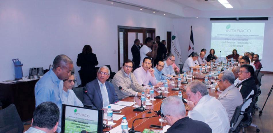 Reunión. Ejecutivos del Intabaco explican Plan Estrategico sector tabacalero nacional 2019-2024.
