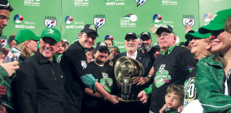 CORONA VERDE. El presidente de la Liga de Béisbol, Vitelio Mejía entrega el trofeo de campeón a José Mallén, José Mallén Calac, gerente general, Miguel Feris Chalas y Francisco Domínguez Brito, tras la conquista de la corona por parte de las Estrellas tras vencer a los Toros. Este es el primer cetro del equipo oriental en los pasados 51 años.