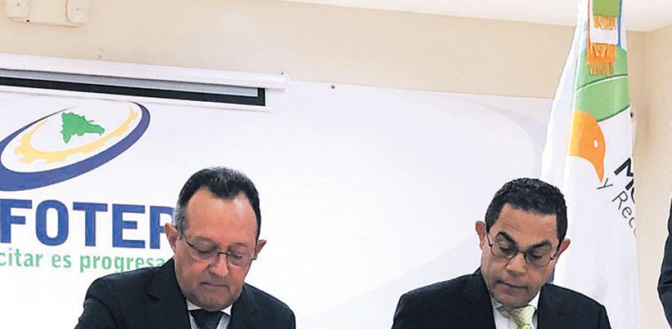 Convenio. Rafael Ovalles y Ángel Estévez en la firma del acuerdo.