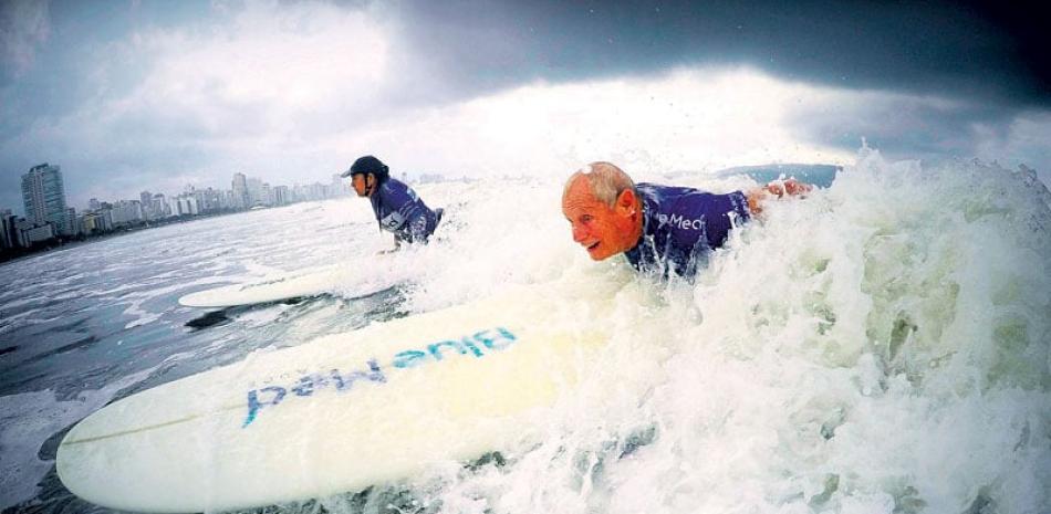 Animado. Francisco Verazani de Aguiar, de 74 años, durante una práctica de surf.
