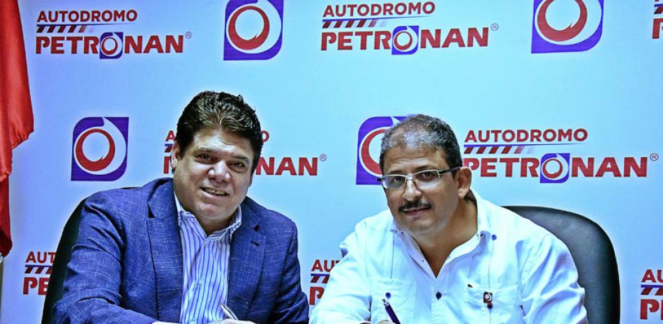 Los empresarios Georgie Herrera (Caremax) y Rafael Polanco (Petróleos Nacionales), durante la firma del acuerdo.