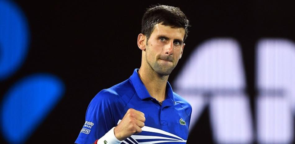 Novak Djokovic reacciona luego de lograr la victoria en la semifinal del Abierto de Australia ante el francés Lucas Pouille.