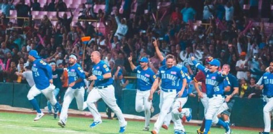 Jugadores de los Cangrejeros de Santurce festejan la victoria que le dió el título de campeones del béisbol de Puerto Rico.