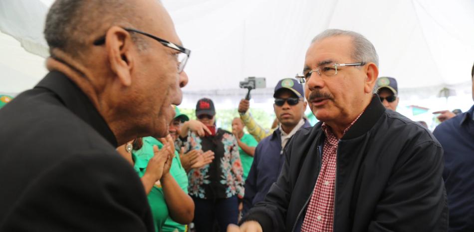 Encuentro. El presidente Danilo Medina se reunió con la Asociación de Productores de Tocino y Longaniza, así como unas 40 mujeres que preparan y venden bizcochos en la comunidad de Santana.