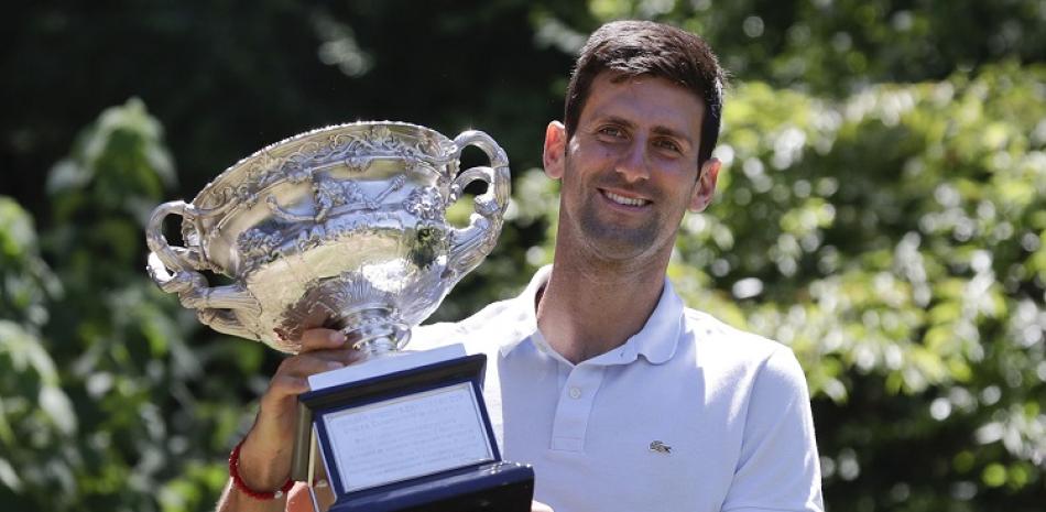 Novak Djokovic posa con el trofeo de campeón del Abierto de Australia.