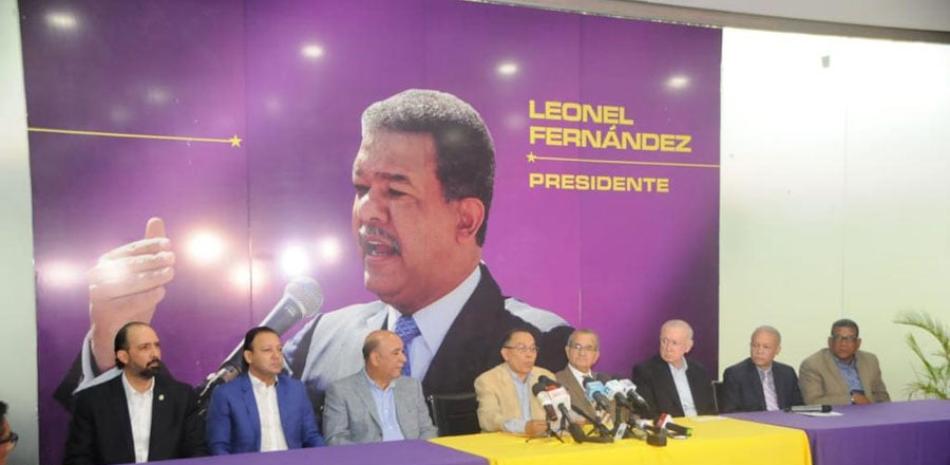 Miembros del equipo político del expresidente Leonel Fernández durante una rueda de prensa en la que advirtieron ayer sobre una campaña de descrédito contra el exmandatario que será difundida por medios de comunicación.