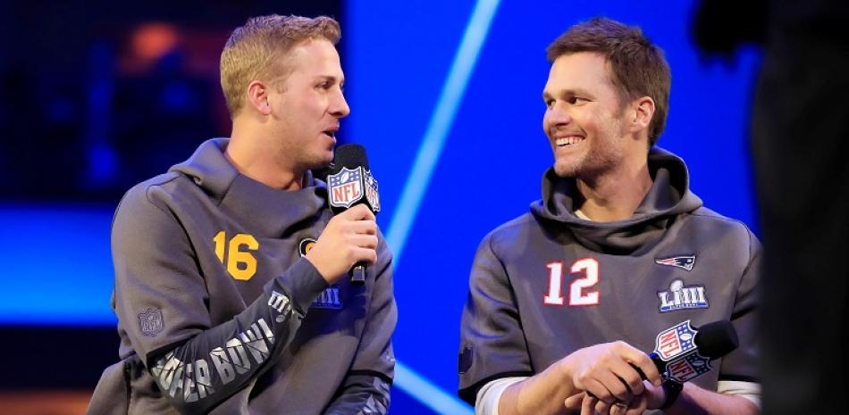 El quarterback de Los Angeles Rams Jared Goff (i) y su colega de New England Patriots Tom Brady hablan durante una rueda de prensa de la edición LIII del Super Bowl.