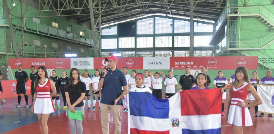 Shariff Quiñones, gerente de Promociones de Claro, pronuncia las palabras inaugurales de la Copa Intercolegial Claro de Futsal Femenino 2019.