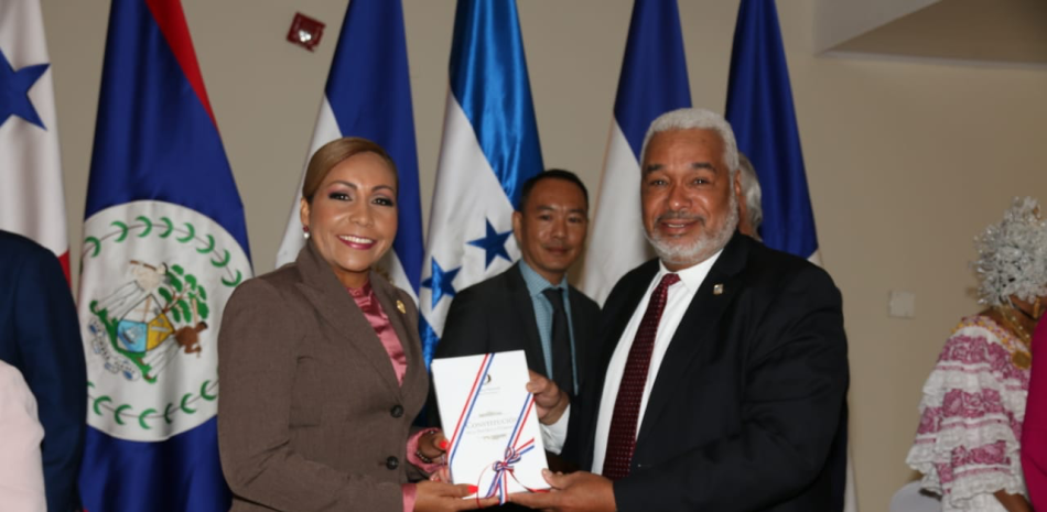 La presidenta de la Asamblea de Panamá, la diputada Yanibel Abrego Smith, recibe un ejemplar de la Constitución Dominicana por parte de Radhamés Camacho.