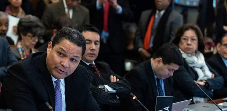 El dirigente peledeísta Gedeón Santos, quien ha sido embajador permanente del país ante la Organización de Estados Americanos (OEA) no ha estado presente en las últimas sesiones del organismo.