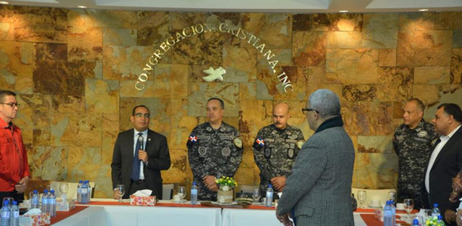 El mayor general Ney Aldrin Bautista Almonte, director de la Polciía Nacional, durante un encuentro con líderes religiosos.