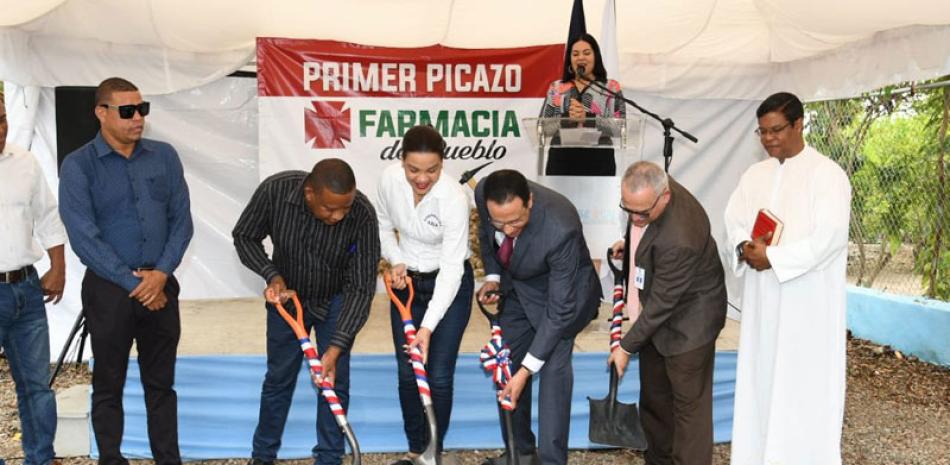 Trabajos. Antonio Peña Mirabal, director de Promese, encabeza el inicio de los trabajos de construcción de las 36 Farmacias del Pueblo.