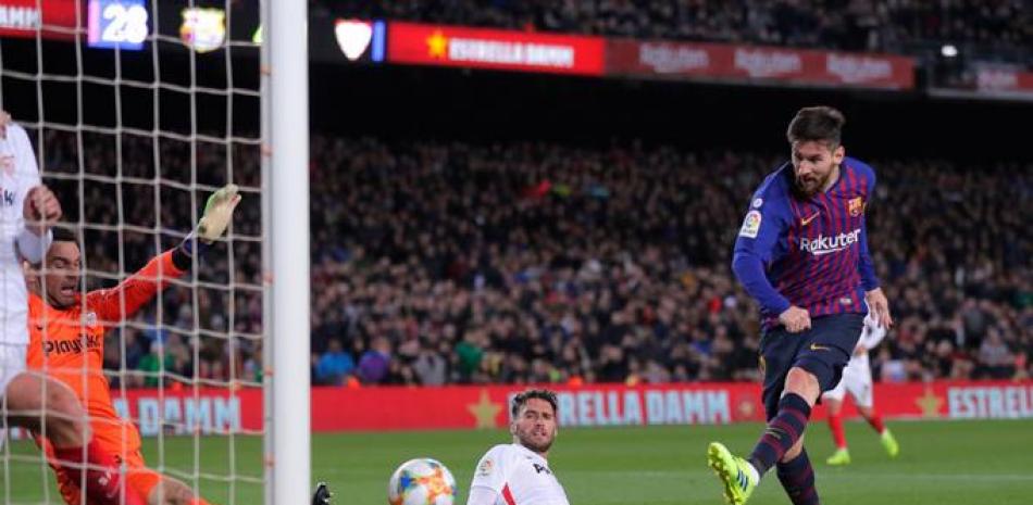 Lionel Messi bombardea el arco del Sevilla durante el partido de la Copa del Rey, del fútbol, español, en el Camp Nou stadium en Barcelona.