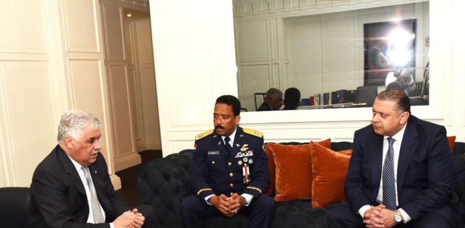 El canciller Miguel Vargas durante reunión en su despacho con Luis Ernesto Camilo, presidente de la Junta de Aviación Civil (JAC) y el general Aracenis Castillo de la Cruz, director del Cesac.