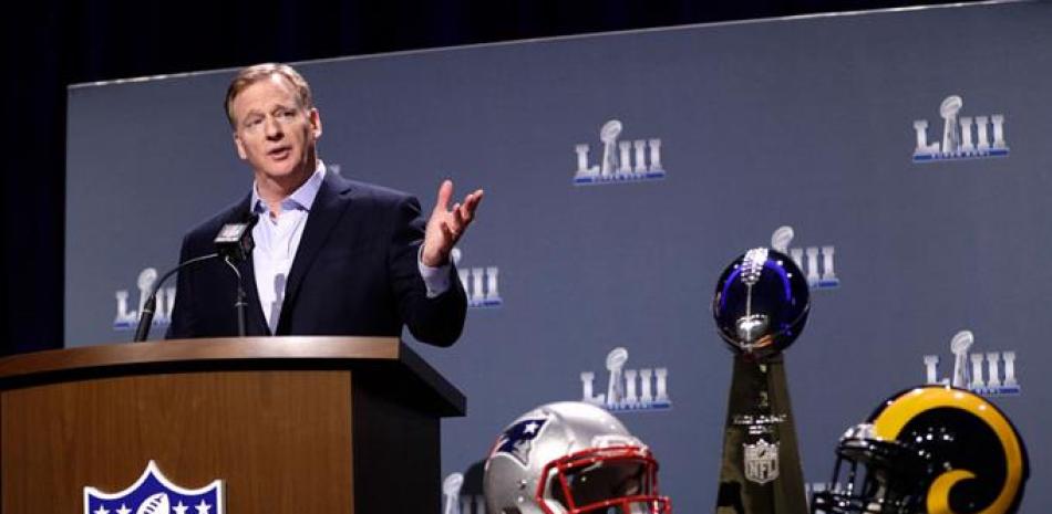 El comisionado de la NFL Roger Goodell responde preguntas en una rueda de prensa previo al Super Bowl, en Atlanta.