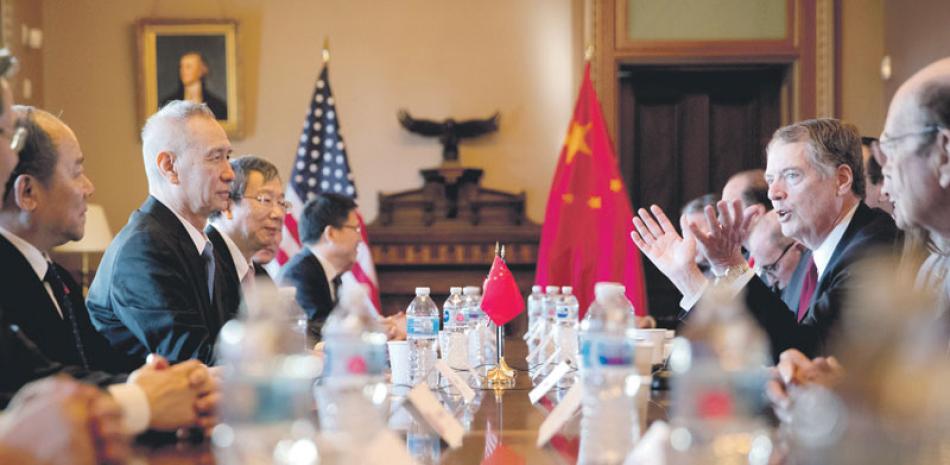 Caso. Robert Lighthizer, derecha y Liu He, durante el inicio de la ronda de negociaciones, ayer en el Salón Diplomático, en la Casa Blanca.