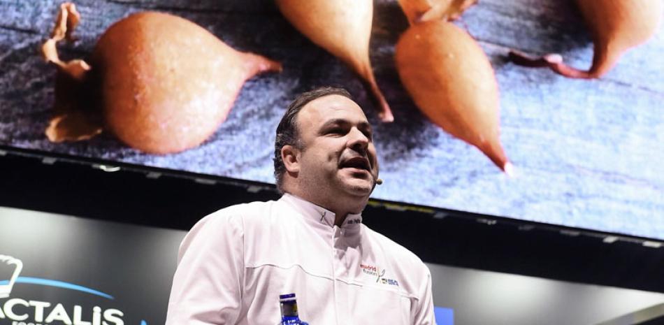 Método. Ángel León, chef del restaurante gaditano Aponiente, con tres estrellas Michelin, muestra una nueva técnica de cocción a través de la sal.