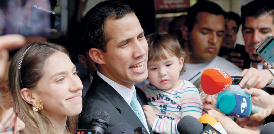 Seguridad. El jefe del Parlamento, Juan Guaidó, acompañado de su esposa, Fabiana Rosales, y su hija Miranda responsabilizó al gobierno de Maduro sobre la seguridad de su familia.