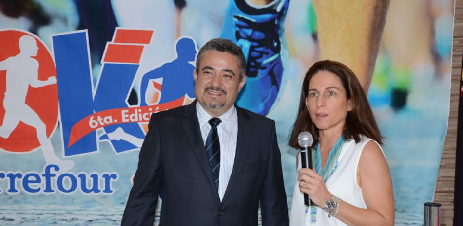 Karine Noetinger y Gerardo García, ejecutivo de Carrefour, ofrecen detalles del evento.