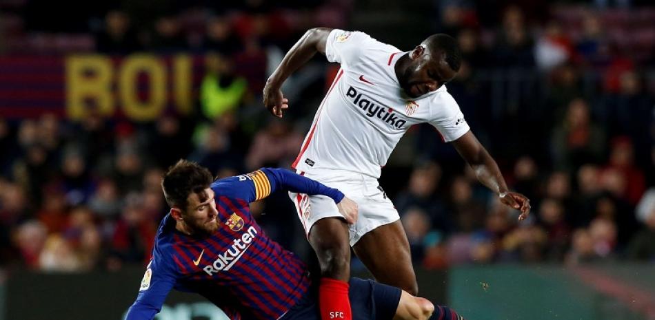 Lionel Messi, del Barcelona, lucha por recuperar el baló con Ibrahim Amadou, del Sevila, en el partido de vuelta de los cuartos de final de la Copa del Rey.