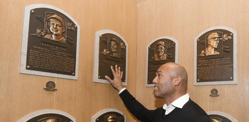 Mariano Rivera toca algunas de las placas colocadas en el museo del Salón de la Fama de Cooperstown.