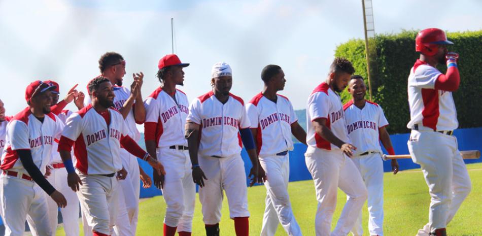 Varios de los integrantes del equipo dominicano luego de anotarse su segundo triunfo.