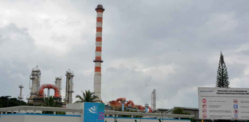 Entrega. La Refinería Dominicana de Petróleo mantenía desde la semana pasada restricciones en el despacho de combustibles