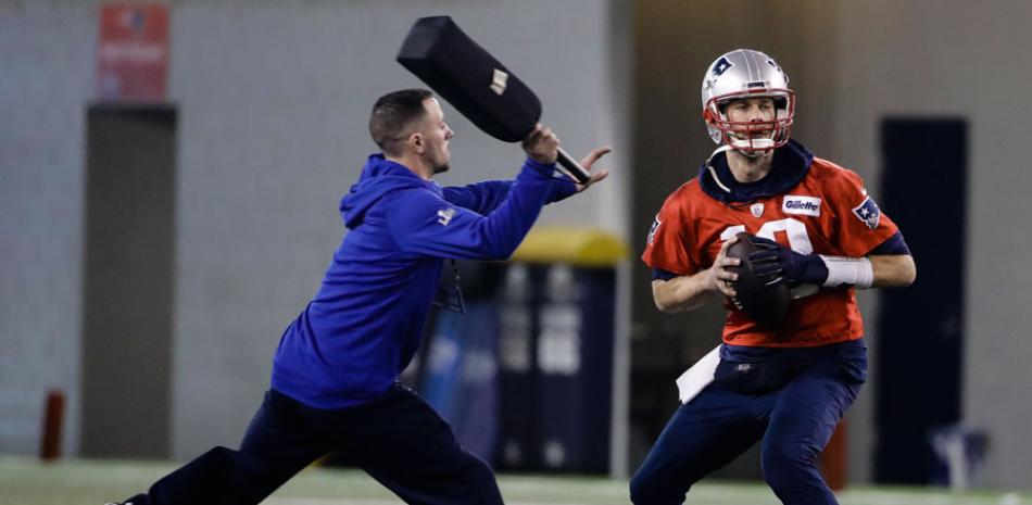 El mariscal de campo de los New England Patriots, Tom Brady, espera pasar durante la práctica de fútbol americano de la NFL en Atlanta.