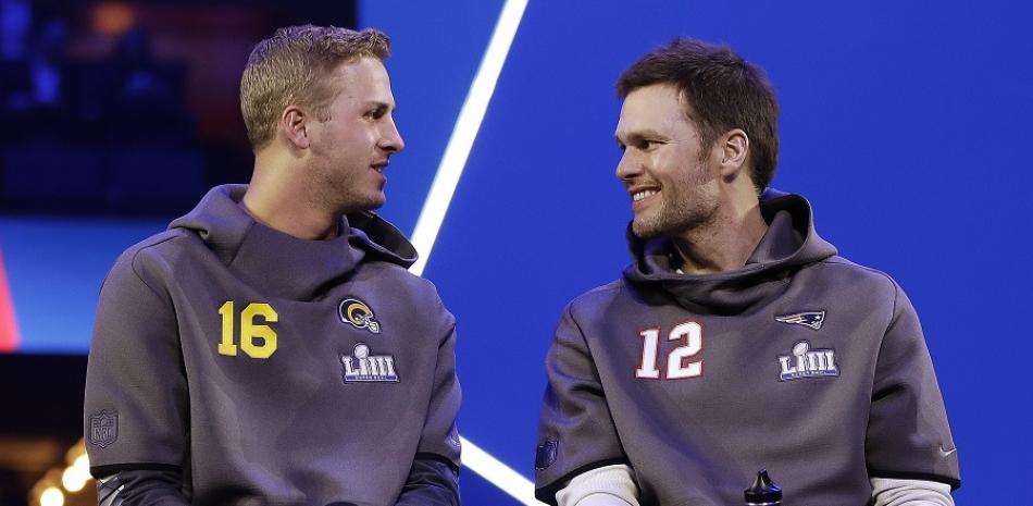 Los quarterbacks Jared Goff (izquierda), de los Rams de Los Ãngeles, y Tom Brady de los Patriots de Nueva Inglaterra, estarán de frente el próximo lunes en el Super Bowl en Atlanta.