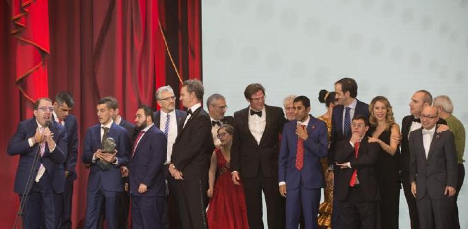 El director Javier Fesser, en el centro, junto al elenco de "Campeones", recibe el Goya a la mejor pelicula