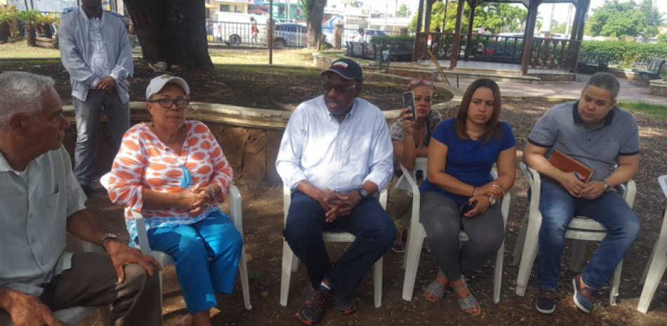 Encuentro. El alcalde Alfredo Martínez, de Santo Domingo Este, es visto reunido aquí con dirigentes de juntas de vecinos de la zona.