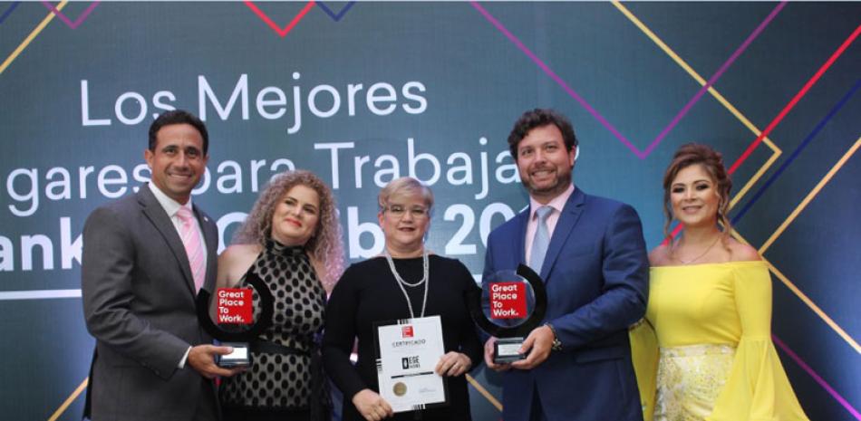 Ejecutivas de la firma Great Place to Work hacen entrega de los reconocimientos a Guillermo Sicard Gilda Pastoriza y José Rodríguez de EGE Haina.